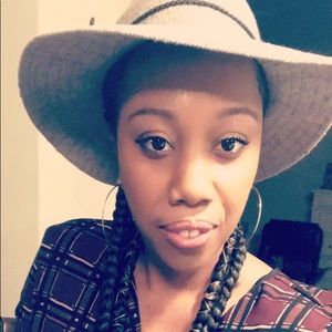 Meet your seller ❤️🎀🎽👗👚👖